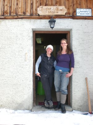 Gasthaus Juifenalm 2009-03-28 Judith Silvia.jpg (2.2 MiB) 18221 mal betrachtet Die Pächterinnen Silvia Steurer & Judith Walder