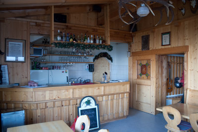 DSC08162.jpg (5.21 MiB) 8380 mal betrachtet Die Hütte von drinnen