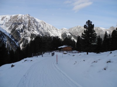Die Jagdhütte (und wenig Schnee im Hintergrund!)