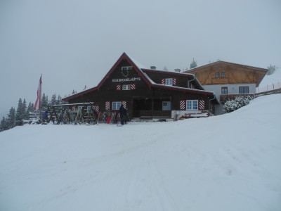 Rosskogelhuette.JPG (1.08 MiB) 43537 mal betrachtet Das Ziel am oberen Ende der Bahn