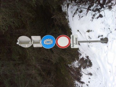 Fahrverbot-Schild am unteren Ende der Fotsch-Rodelbahn, aufgenommen am 9. Februar 2016.