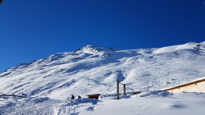 Erstaunlich wenig Schnee oberhalb der Hütte.