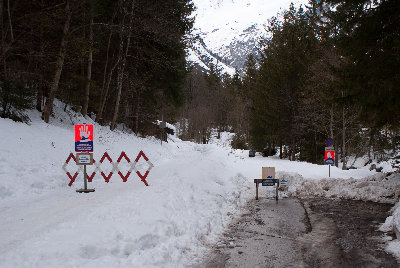 Die Lawinenabsperrungen